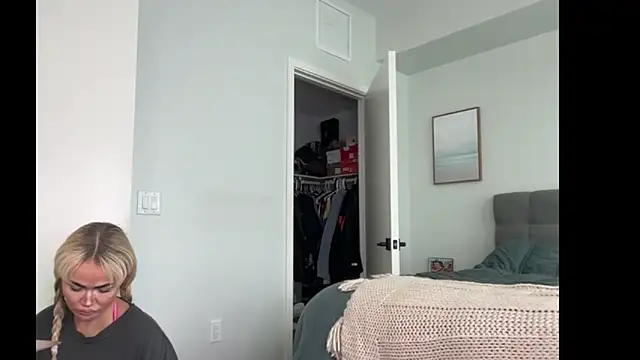 Snapshot of ElenaErickson chatting on February 4, 10:04 pm ElenaErickson online show from February 4, 10:04 pm