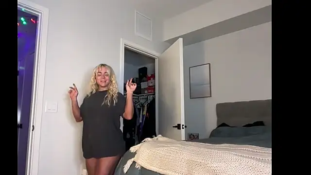 Snapshot of ElenaErickson chatting on February 9, 3:32 am ElenaErickson online show from February 9, 3:32 am