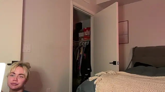 Snapshot of ElenaErickson chatting on February 13, 4:30 am ElenaErickson online show from February 13, 4:30 am