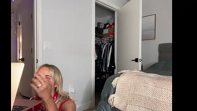 Snapshot of ElenaErickson chatting on July 14, 2:05 am ElenaErickson online show from July 14, 2:05 am