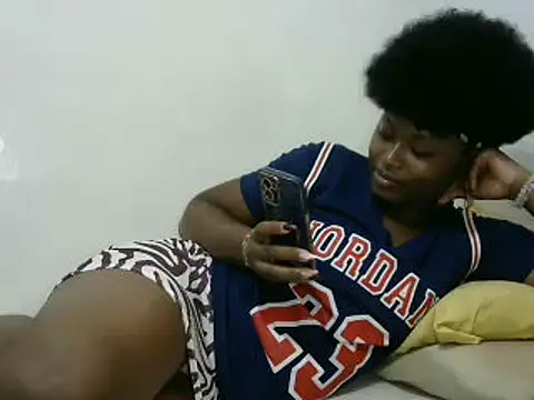 Snapshot of slender-qwene chatting on March 4, 8:24 am slender-qwene online show from March 4, 8:24 am