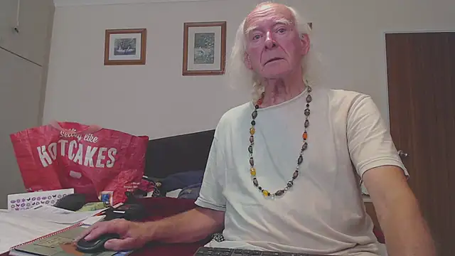 Snapshot of WaverlyKernow chatting on September 21, 1:35 pm WaverlyKernow online show from September 21, 1:35 pm