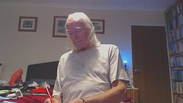 Snapshot of WaverlyKernow chatting on October 8, 12:58 pm WaverlyKernow online show from October 8, 12:58 pm