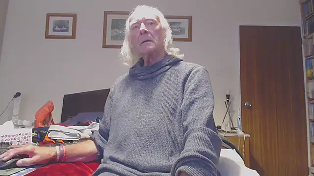 Snapshot of WaverlyKernow chatting on October 16, 2:07 pm WaverlyKernow online show from October 16, 2:07 pm