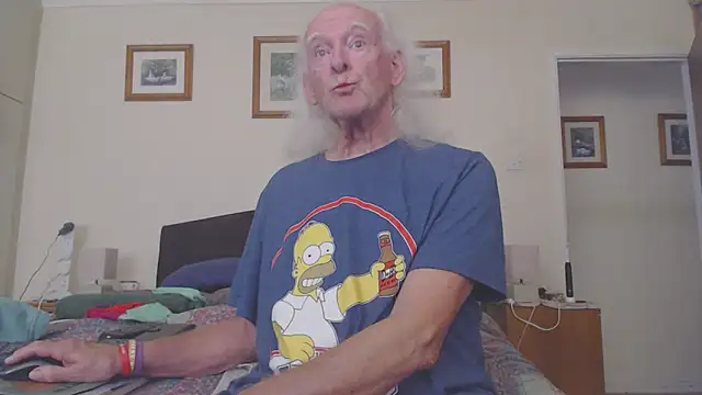 Snapshot of WaverlyKernow chatting on April 21, 1:06 pm WaverlyKernow online show from April 21, 1:06 pm