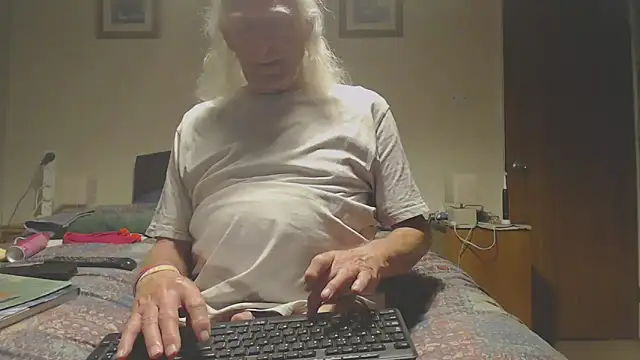 Snapshot of WaverlyKernow chatting on April 24, 7:27 pm WaverlyKernow online show from April 24, 7:27 pm