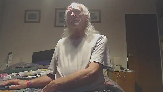 Snapshot of WaverlyKernow chatting on April 25, 7:11 pm WaverlyKernow online show from April 25, 7:11 pm