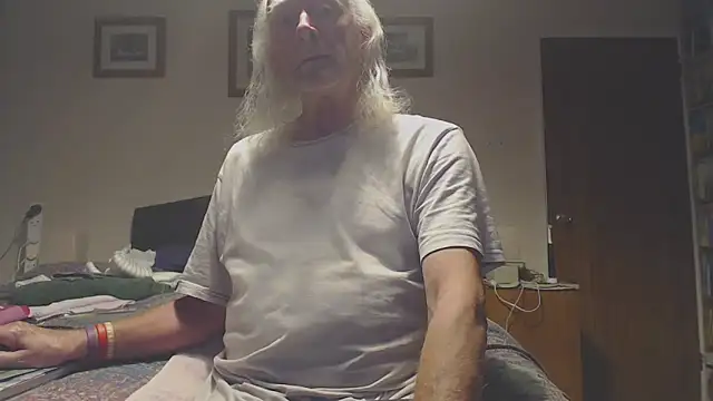 Snapshot of WaverlyKernow chatting on April 26, 7:44 pm WaverlyKernow online show from April 26, 7:44 pm