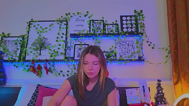 Snapshot of Real_Tini chatting on December 16, 1:11 pm Real Tini online show from December 16, 1:11 pm