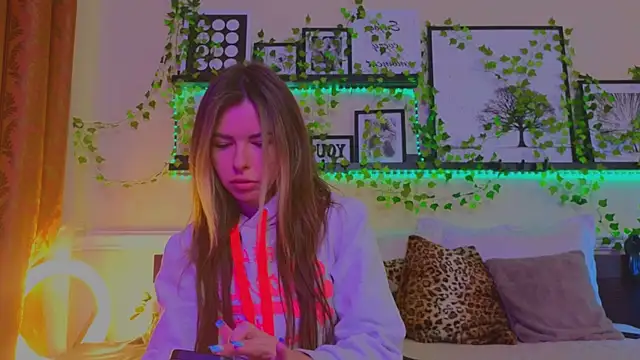 Snapshot of Real_Tini chatting on January 18, 12:57 pm Real Tini online show from January 18, 12:57 pm