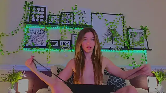 Snapshot of Real_Tini chatting on March 6, 1:03 pm Real Tini online show from March 6, 1:03 pm