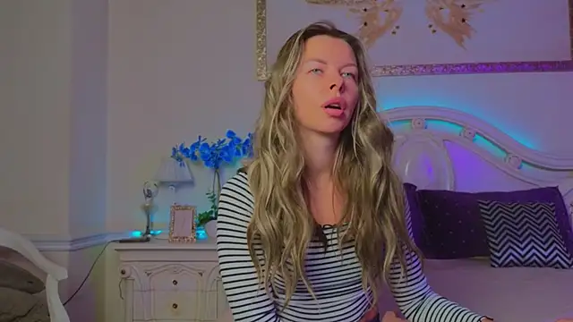 Snapshot of Real_Tini chatting on October 14, 11:44 am Real Tini online show from October 14, 11:44 am