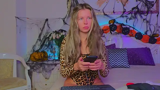 Snapshot of Real_Tini chatting on October 20, 11:43 am Real Tini online show from October 20, 11:43 am