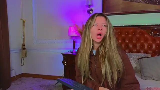 Snapshot of Real_Tini chatting on December 5, 6:22 am Real Tini online show from December 5, 6:22 am