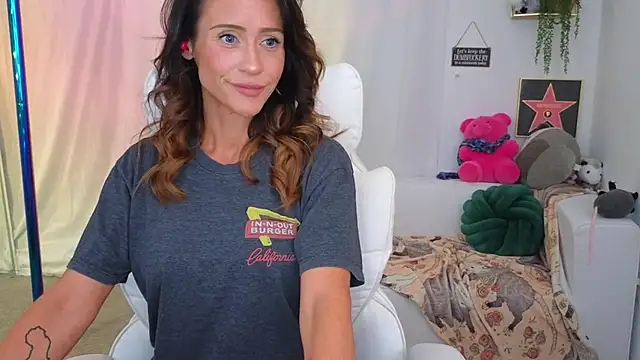 Aprilreign online show from March 21, 2:07 am