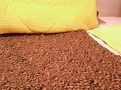 Snapshot of cindy_mia chatting on October 31, 11:00 am cindy mia online show from October 31, 11:00 am