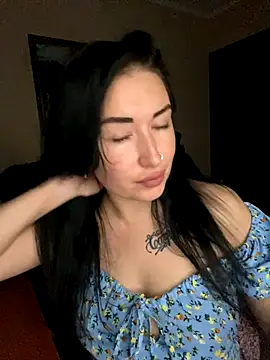 Roxana Bell online show from November 10, 7:02 pm