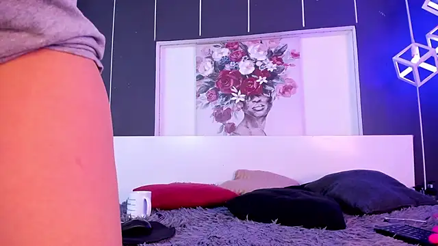 Snapshot of Alexxxholy chatting on February 7, 1:43 pm Alexxxholy online show from February 7, 1:43 pm