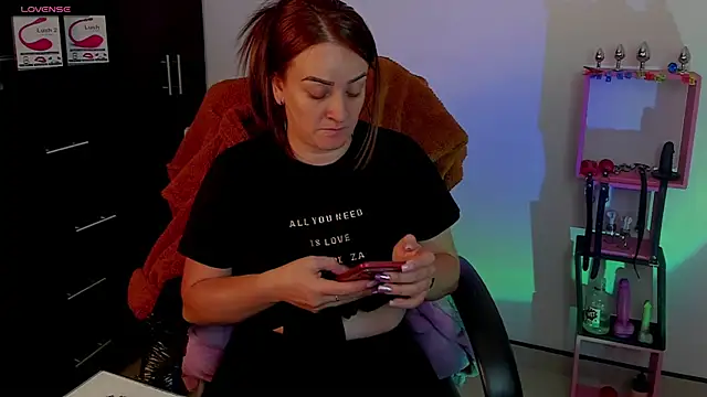 Snapshot of sara_goodgirl13 chatting on December 22, 3:33 pm sara goodgirl13 online show from December 22, 3:33 pm