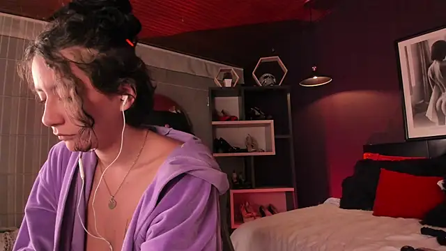 Snapshot of Moony_14 chatting on April 15, 12:17 am Moony 14 online show from April 15, 12:17 am