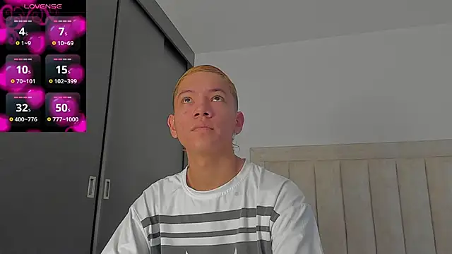 Snapshot of JulianRose_1 chatting on October 29, 11:45 am JulianRose 1 online show from October 29, 11:45 am