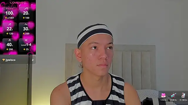 Snapshot of JulianRose_1 chatting on October 31, 12:06 pm JulianRose 1 online show from October 31, 12:06 pm