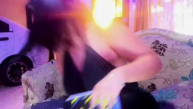 Snapshot of MelannyBell chatting on January 18, 10:17 pm MelannyBell online show from January 18, 10:17 pm