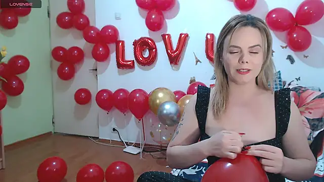 Snapshot of hotmilf4uxxx chatting on February 14, 11:51 am hotmilf4uxxx online show from February 14, 11:51 am