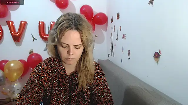 Snapshot of hotmilf4uxxx chatting on February 17, 11:18 am hotmilf4uxxx online show from February 17, 11:18 am