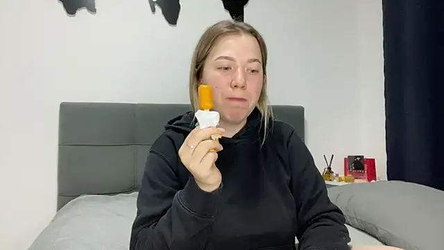 Embersweetbunny online show from February 3, 3:17 pm