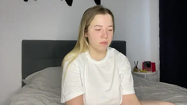 Embersweetbunny online show from February 6, 7:13 am