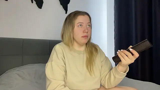 Embersweetbunny online show from February 18, 8:16 am