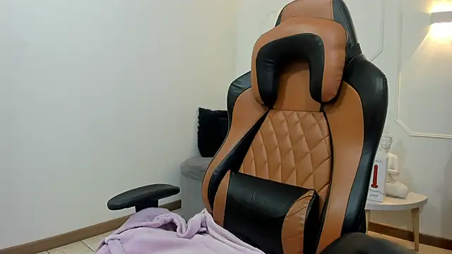 Snapshot of Lizzie_Williams_ chatting on January 17, 3:11 am Lizzie Williams online show from January 17, 3:11 am