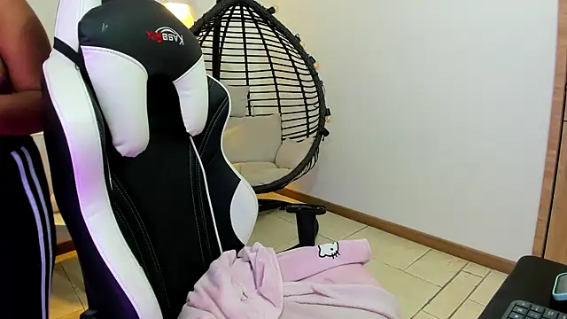 Snapshot of Lizzie_Williams_ chatting on February 6, 3:22 am Lizzie Williams online show from February 6, 3:22 am