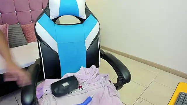 Snapshot of Lizzie_Williams_ chatting on February 12, 3:23 am Lizzie Williams online show from February 12, 3:23 am