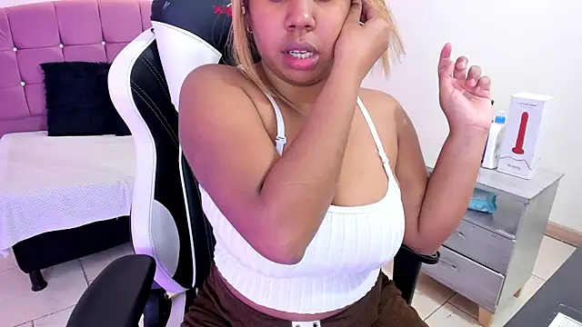 Snapshot of Lizzie_Williams_ chatting on April 10, 3:23 am Lizzie Williams online show from April 10, 3:23 am