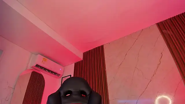 Snapshot of Emiilycollins chatting on December 12, 9:04 pm Emiilycollins online show from December 12, 9:04 pm