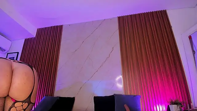 Snapshot of Emiilycollins chatting on February 17, 9:52 pm Emiilycollins online show from February 17, 9:52 pm