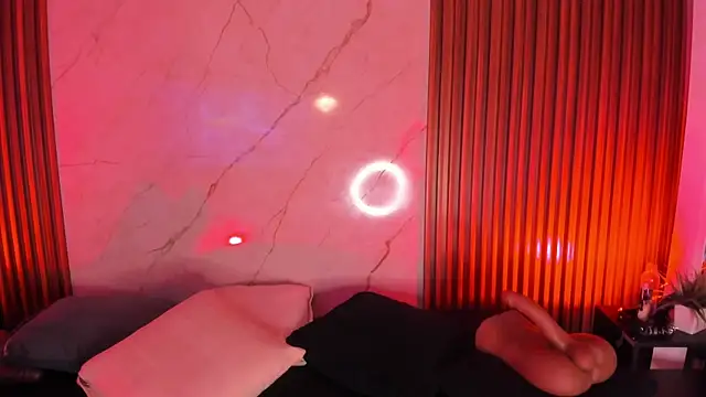 Snapshot of Emiilycollins chatting on March 19, 1:32 am Emiilycollins online show from March 19, 1:32 am