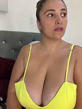 Snapshot of Taylortits chatting on January 23, 1:51 am Taylortits online show from January 23, 1:51 am