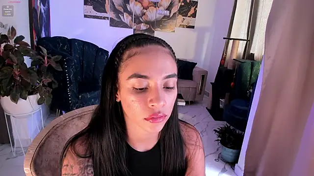 Snapshot of pretty_pettite chatting on February 6, 7:17 pm pretty pettite online show from February 6, 7:17 pm