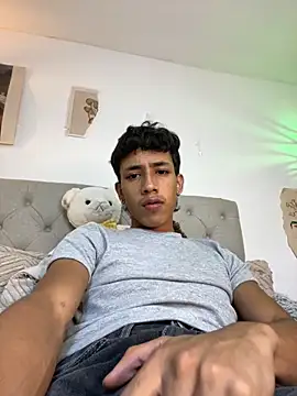 Snapshot of Ostin18hot chatting on December 3, 5:15 am Ostin18hot online show from December 3, 5:15 am