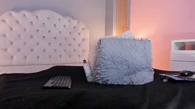 RamonaSimons online show from September 10, 8:20 pm