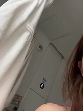 Snapshot of lyajoliee chatting on February 2, 6:34 am lyajoliee online show from February 2, 6:34 am