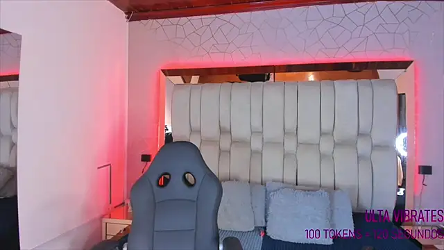 Snapshot of AngelineHeet chatting on December 18, 3:58 am AngelineHeet online show from December 18, 3:58 am