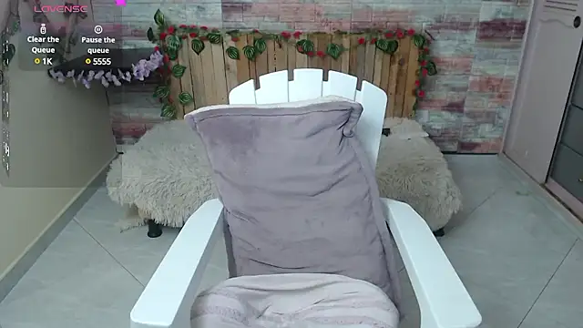 Snapshot of Lucy_joi chatting on December 3, 2:36 am Lucy joi online show from December 3, 2:36 am