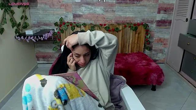 Snapshot of Lucy_joi chatting on December 14, 5:40 am Lucy joi online show from December 14, 5:40 am