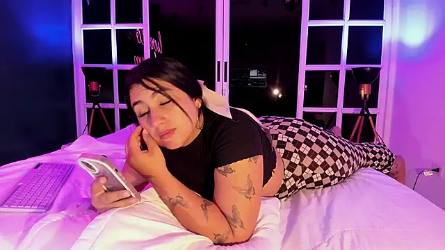 Snapshot of sabrinamilani chatting on February 6, 9:43 am sabrinamilani online show from February 6, 9:43 am