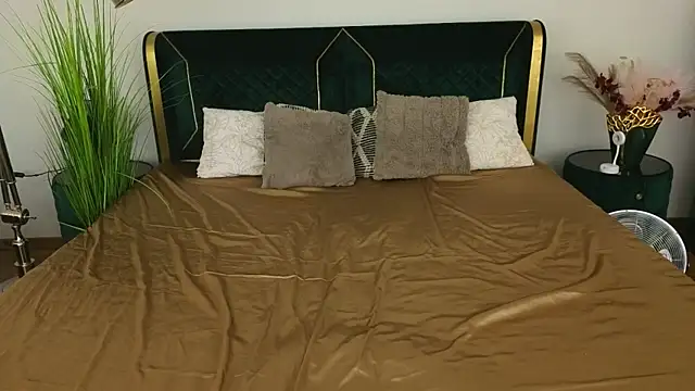 IceDanielles online show from March 27, 1:44 pm