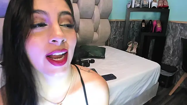 Snapshot of emily_jones_1 chatting on February 21, 1:11 pm emily jones 1 online show from February 21, 1:11 pm